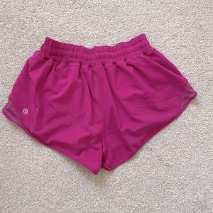 Lululemon women’s Hotty Hot 2.5” shorts size 4